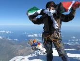 فلسطينية ترفع العلم فوق أعلى قمة جبلية في روسيا