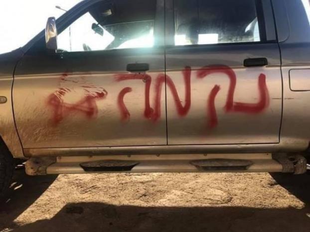 تلفزيون نابلس مستوطنون يخطون شعارات عنصرية على مركبات ومنازل شرق رام الله صور
